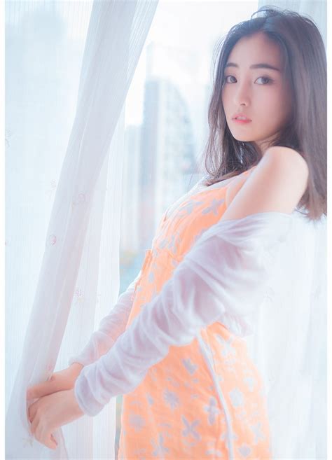 翟晓川今天参加阅兵仪式戴北京青年榜样奖章和首钢劳动模范奖章